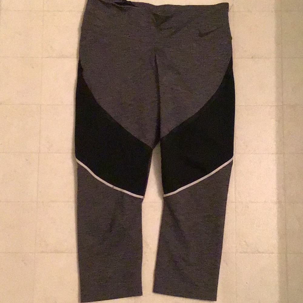 NIKE CAPRI LEGGINGS- MEDIUM